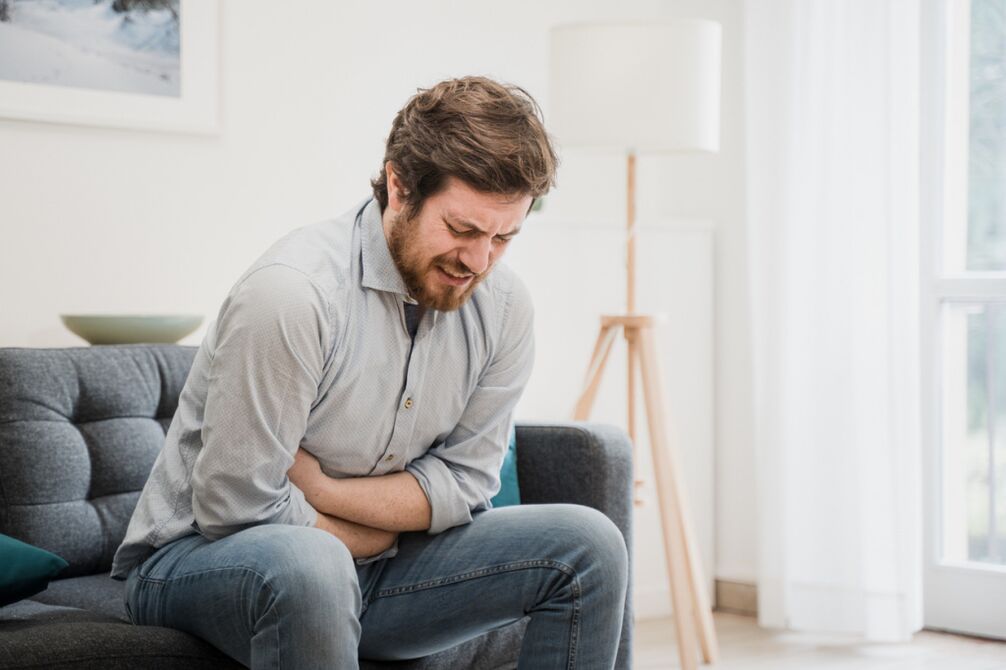 Un uomo ha sintomi di prostatite