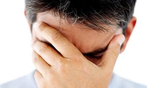 Un uomo pensa di curare la prostatite